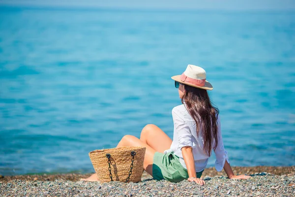 在海滩度假时戴帽子的年轻女子 — 图库照片
