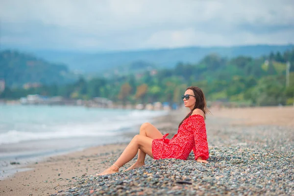 Giovane bella donna rilassarsi sulla spiaggia — Foto Stock