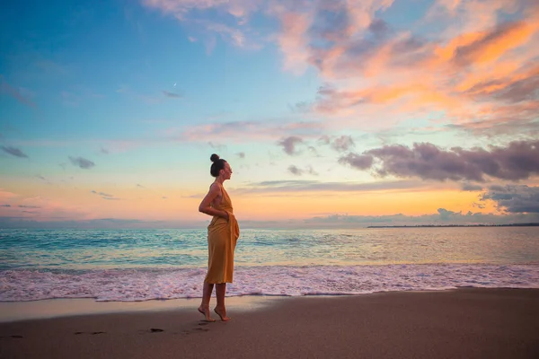 Woman laying on the beach enjoying summer holidays looking at the sea — Stock Photo, Image