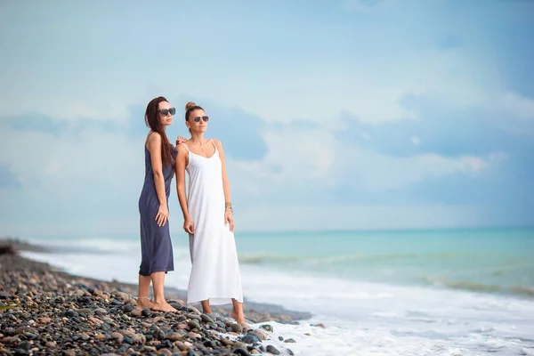 Mujeres jóvenes en blanco en la playa —  Fotos de Stock