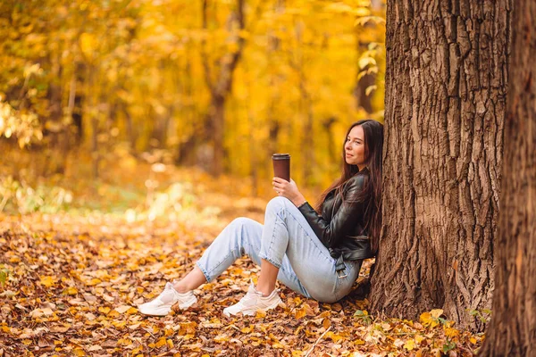 Sonbahar konsepti: Sonbahar parkında sonbahar yeşilliği altında güzel bir kadın. — Stok fotoğraf