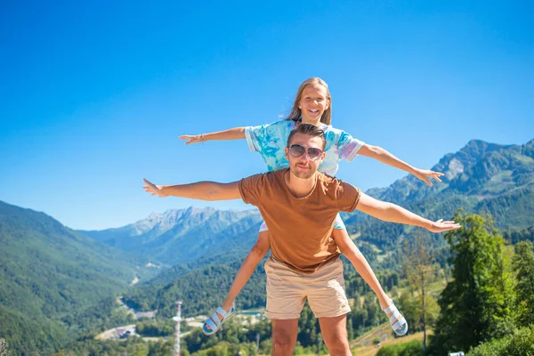 Mooi gelukkig gezin in bergen op de achtergrond — Stockfoto