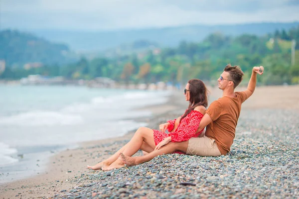 Junges Paar am weißen Strand im Sommerurlaub. — Stockfoto