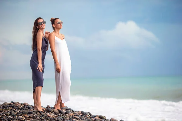 Junge Frauen in Weiß am Strand — Stockfoto