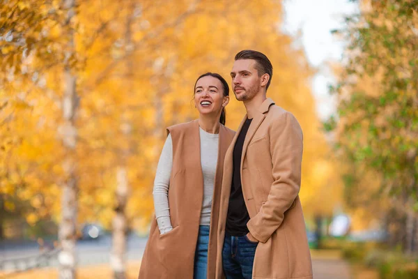 Familia feliz caminando en el parque de otoño en el soleado día de otoño —  Fotos de Stock