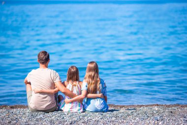 Tropik bir sahil tatilinde mutlu ve güzel bir aile.