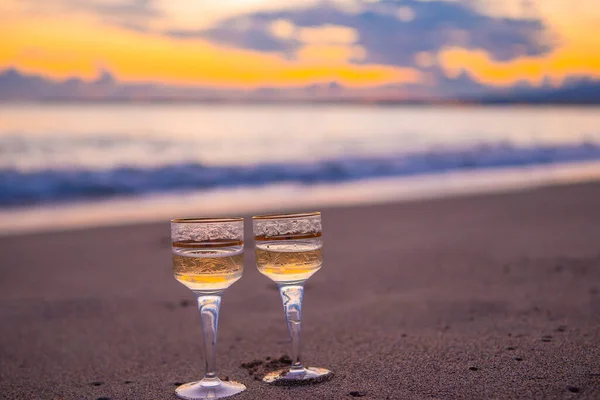 Due bicchieri sulla spiaggia di sabbia bianca — Foto Stock