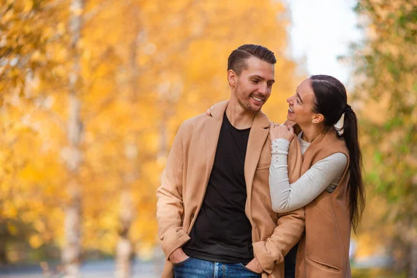 Familia feliz caminando en el parque de otoño en el soleado día de otoño —  Fotos de Stock