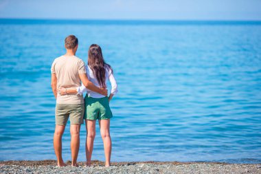 Yaz tatilinde beyaz plajda genç bir çift.