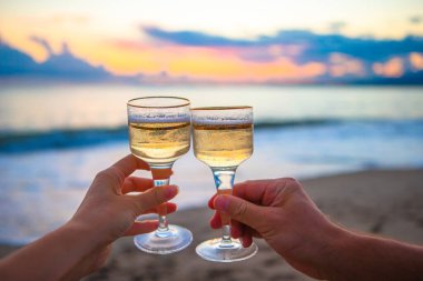 Beyaz kumlu sahilde iki bardak