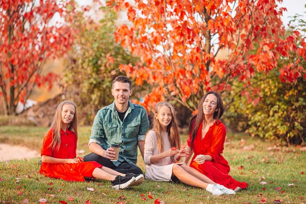Retrato de familia feliz de cuatro en el día de otoño —  Fotos de Stock