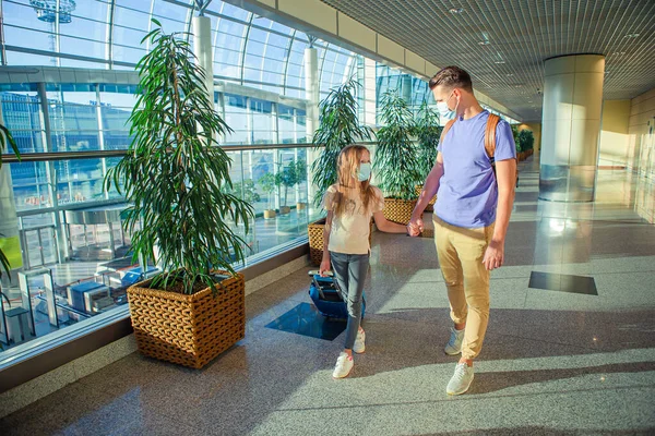 Dad and little girl with nedical masks at airport. Protection against Coronavirus and gripp — Stock Photo, Image