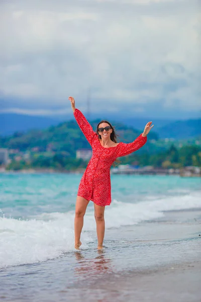 Young beautiful woman relax on the beach — Stock Photo, Image