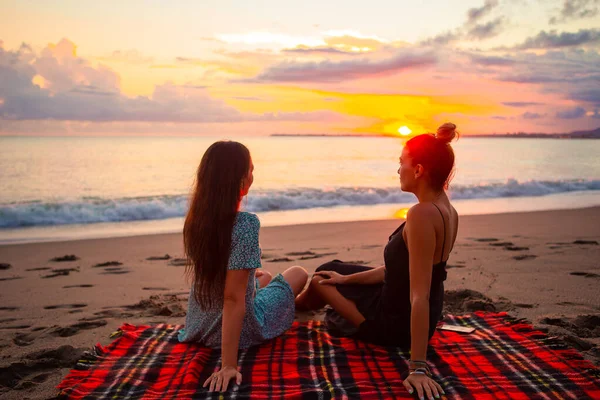 Frauen liegen am Strand und genießen den Sommerurlaub mit Blick aufs Meer — Stockfoto