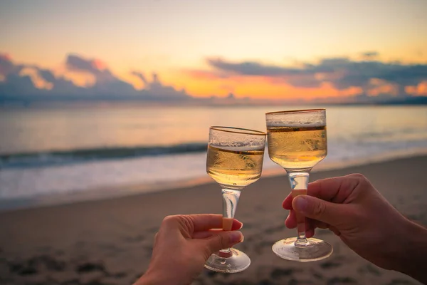 Два стакана на белом песчаном пляже — стоковое фото