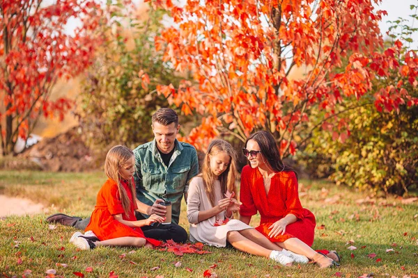 Sonbahar gününde dört kişilik mutlu bir ailenin portresi. — Stok fotoğraf