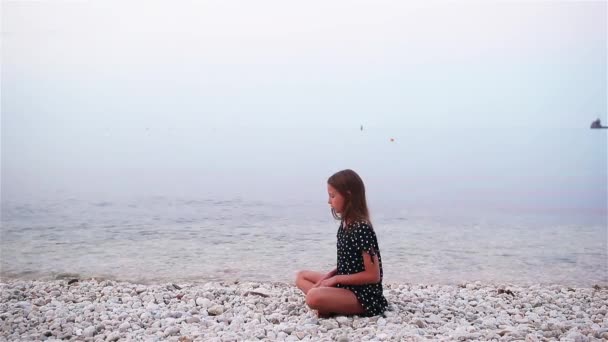 Cute little girl at beach during summer vacation — Stock Video