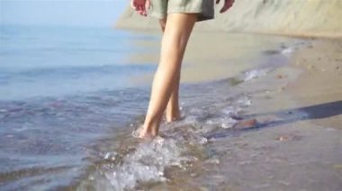 Yaz tatilinde sahilde tatlı küçük bir kız.