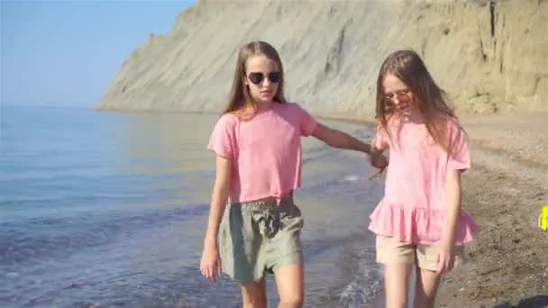 Adorables niñas divirtiéndose en la playa — Vídeo de stock