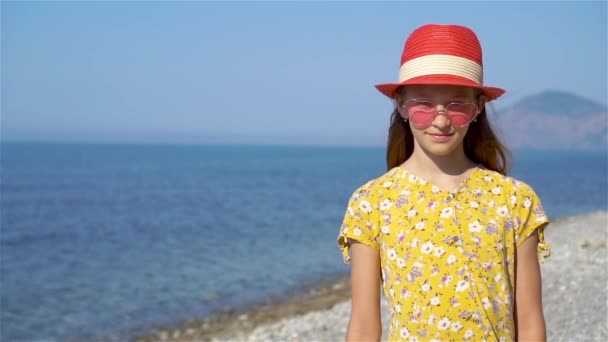 Söt liten flicka på stranden under sommarlovet — Stockvideo