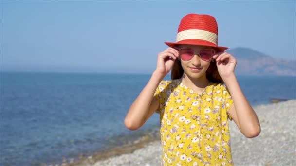 Söt liten flicka på stranden under sommarlovet — Stockvideo