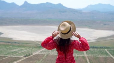 Anne, gündüz vakti gölün yanında..