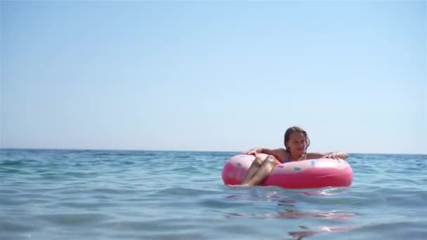 Schattig meisje op opblaasbare lucht matras in de zee — Stockvideo