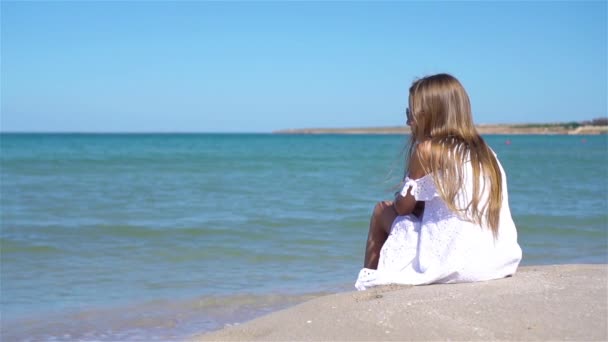 Aranyos kislány a strandon a nyári vakáció alatt — Stock videók