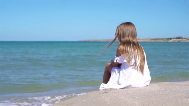 Schattig klein meisje aan het strand tijdens caribische vakantie — Stockvideo