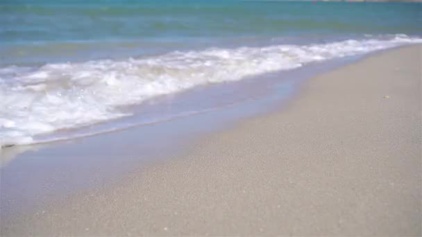 Praia tropical idílica com areia branca, água do mar azul-turquesa e belo céu colorido — Vídeo de Stock