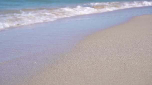 Spiaggia tropicale idilliaca con sabbia bianca, acqua di mare turchese e bellissimo cielo colorato — Video Stock