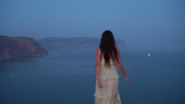 Tourist woman outdoor on edge of cliff seashore — Stock Video