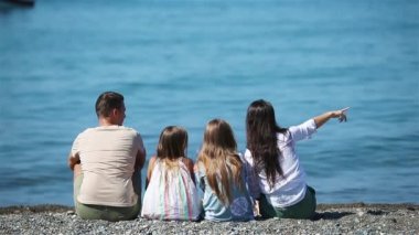 Genç aile tatilde çok eğleniyor.