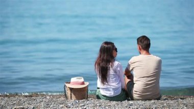 Yaz tatilinde beyaz plajda genç bir çift.