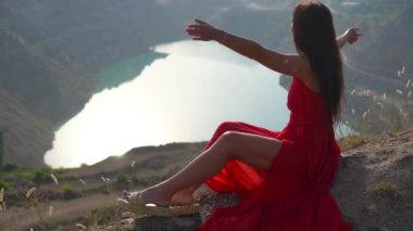 Anne, gündüz vakti gölün yanında..