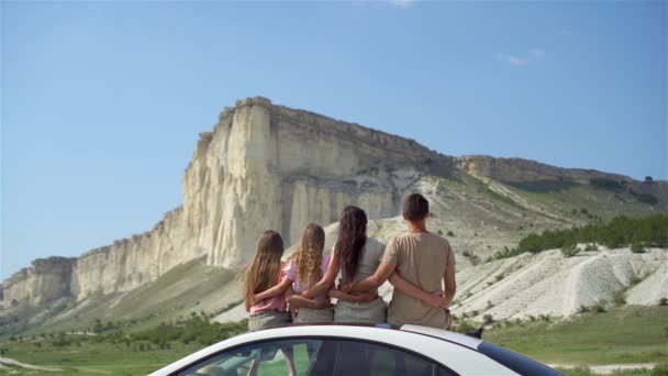 Genitori e due bambini piccoli in vacanza estiva in auto — Video Stock