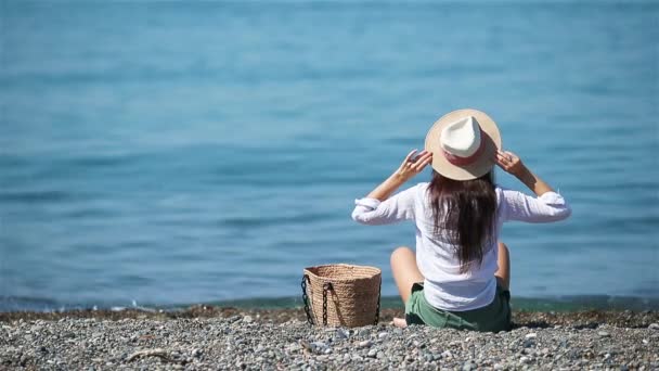 Joven hermosa mujer relajarse en la playa — Vídeo de stock
