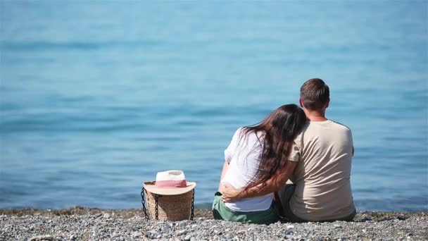 Mladý pár na bílé pláži během letní dovolené. — Stock video