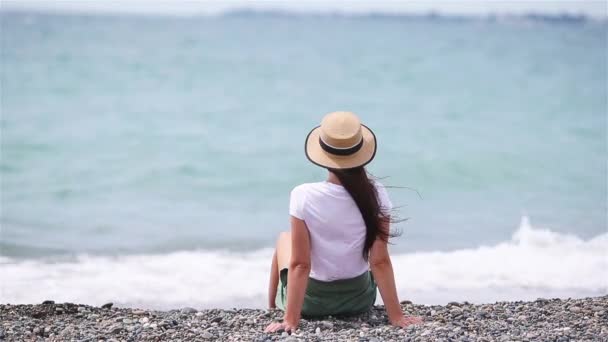 Junge schöne Frau entspannen am Strand — Stockvideo