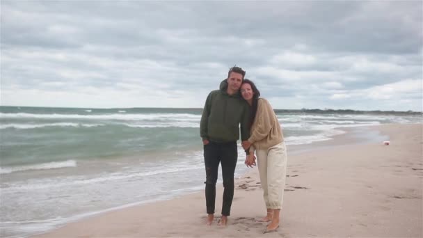 Jovem casal na praia branca durante as férias de verão. — Vídeo de Stock