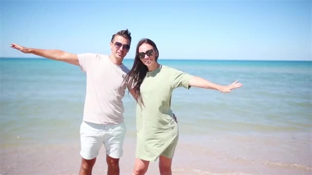 Jeune couple sur la plage de sable blanc pendant les vacances d'été. — Video