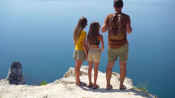 Szczęśliwa piękna rodzina na tropikalnych wakacjach na plaży — Wideo stockowe