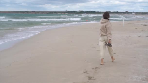 Jovem mulher na praia na tempestade — Vídeo de Stock