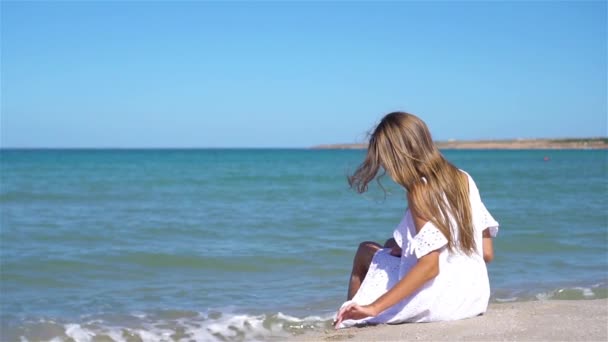 Cute little girl na plaży podczas wakacji letnich — Wideo stockowe