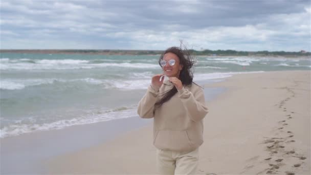 在暴风雨中海滩上的年轻女子 — 图库视频影像
