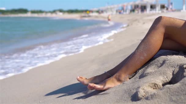 Femme jambes gros plan à la plage pendant les vacances d'été — Video