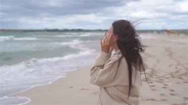 Fırtınada sahilde genç bir kadın