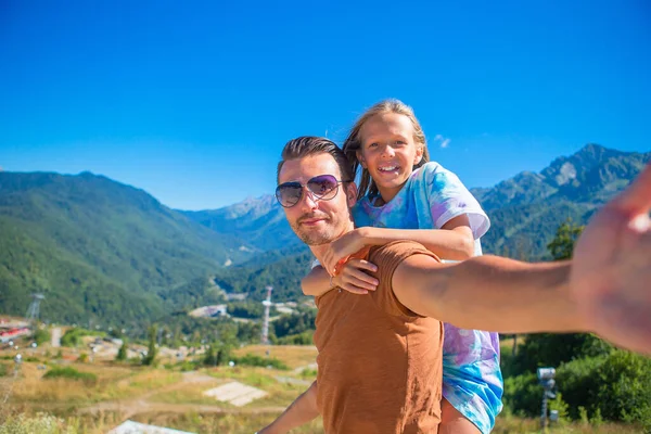 Mooi gelukkig gezin in bergen op de achtergrond — Stockfoto