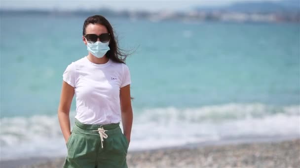 Ung kvinna på vit strand under sommarlovet. — Stockvideo