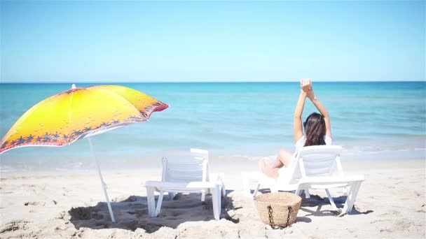 Mujer joven en sombrero en las vacaciones de playa — Vídeos de Stock